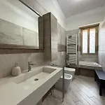 Orlandi Elegant דירה